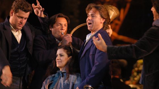En 2005 sur la scène du Théâtre Antique d'Orange, Angela Gheorghiu et Roberto Alagna chantent La Bohème dans une mise en scène de Nicolas Joël - Philippe Gromelle.