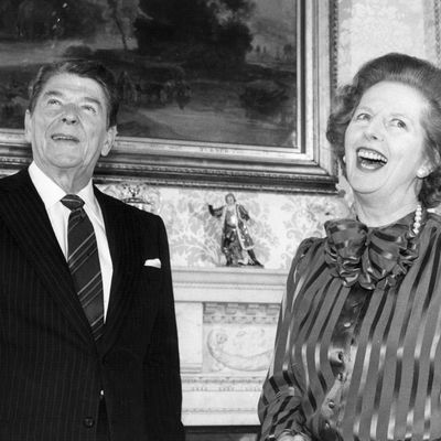 Au 10 Downing Street, Margaret Thatcher et le président américain Ronald Reagan semblent partager le même humour (1984).