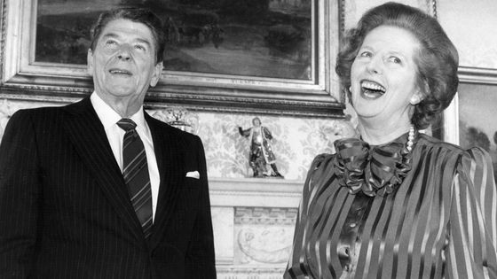 Au 10 Downing Street, Margaret Thatcher et le président américain Ronald Reagan semblent partager le même humour (1984). ©Getty - Hulton Archive