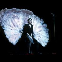 Zizi Jeanmaire dans son numéro de music-hall phare, "Mon truc en plumes"