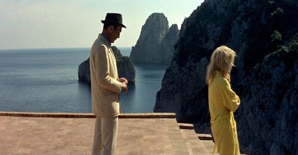 Camille (Brigitte Bardot) tourne le dos à Paul (Michel Piccoli) sur le toit de la Villa Malaparte dans Le Mépris de Jean-Luc Godard.