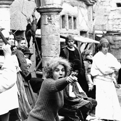 Ariane Mnouchkine dirigeant une scène pendant le tournage du film 'Molière' en 1977.