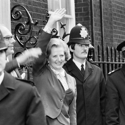 Margaret Thatcher devant le 10 Downing Street après son élection le 4 mai 1979 comme première femme Premier Ministre du Royaume-Uni.