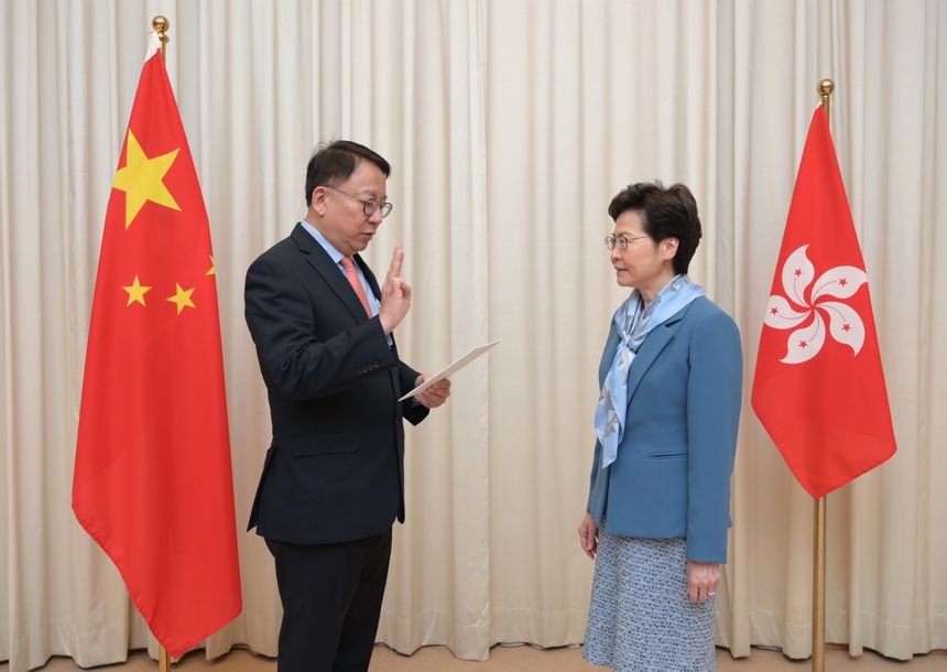 Preuve de la mainmise de Pékin sur Hong Kong, un responsable chinois est intronisé, le 2 juillet 2020 , conseiller d’une commission sur la sécurité nationale présidée par Carrie Lam, “marionnette de Pékin” pour les militants pro-démocratie.