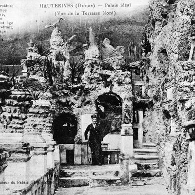 Carte Postale représentant Le Facteur Cheval devant son Palais Idéal.
