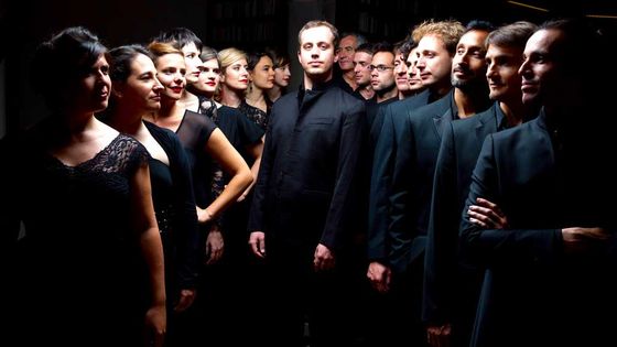 L'Ensemble Aedes autour de son Directeur artistique Mathieu Romano. © Géraldine Aresteanu