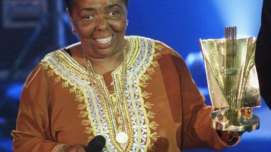 Cesaria Evora, le 11 mars 2000 sur la scène du Zénith à Paris, après avoir reçu la Victoire des "Musiques traditionnelles du monde" pour son album "Cafe Atlantico", lors de la cérémonie des 15ème "Victoires de la musique"
