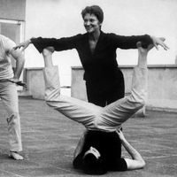 L'actrice Maria Casarès répétant avec le chorégraphe Maurice Béjart le ballet "Nuit obscure" pour le spectacle "A la recherche de..." présenté au Festival d'Avignon en juillet 1968