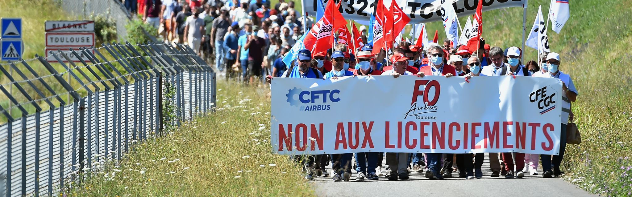 Les salariés d'Airbus manifestent contre le plan de licenciement de l'entreprise.