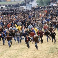 Les mineurs grévistes courent pour échapper aux charges de la police lors de la Bataille d'Orgreave le 18 juin 1984 à Orgreave, Royaume-Uni.