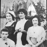Anna Akhmatova (au centre) et Maria Kuzmina-Karavayeva (à gauche)