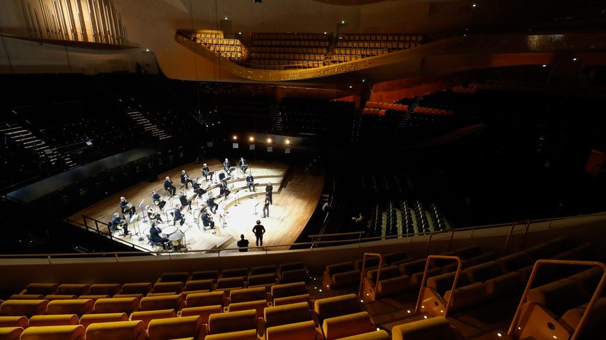 Une partie des musiciens de l'Orchestre de Paris sur la scène de la Grande salle de la Philharmonie lors d'un concert post-confinement sans public