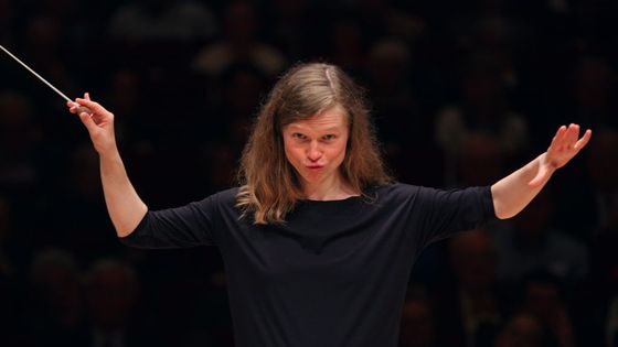 La cheffe d'orchestre lituanienne Mirga Grazinyte-Tyla dirige l'Orchestre du Metropolitan Opera dans la Symphonie n° 4 de Tchaïkovsky, le 18 mai 2018 au Carnegie Hall de New York ©Getty - Hiroyuki Ito