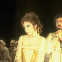 Luciano Pavarotti et Mirella Freni dans l’Elixir d’amour de Donizetti sur la scène du Théâtre de La Scala en 1979