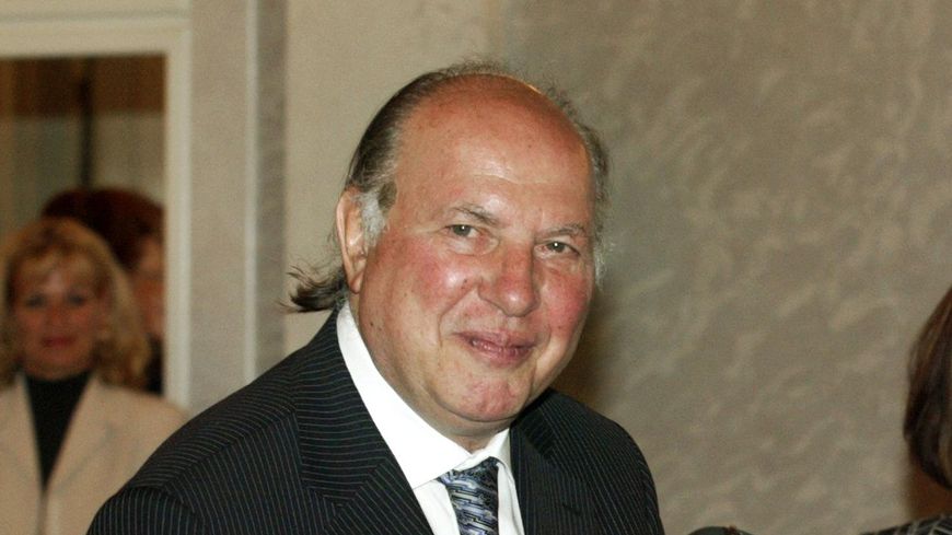 Imre Kertész présente la "Grand-Croix de la République hongroise", la plus haute distinction du pays, qui lui a été remise par le président hongrois Ferenc Madl, le 9 septembre 2003.