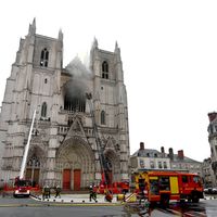 Samedi 18 juillet 2020 : la cathédrale Saint-Pierre-et-Saint-Paul de Nantes brûle, avec trois départs de feu près d'installations électriques selon une source proche de l’enquête. L'incendie détruit des vitraux, le grand orgue et des oeuvres d'art.
