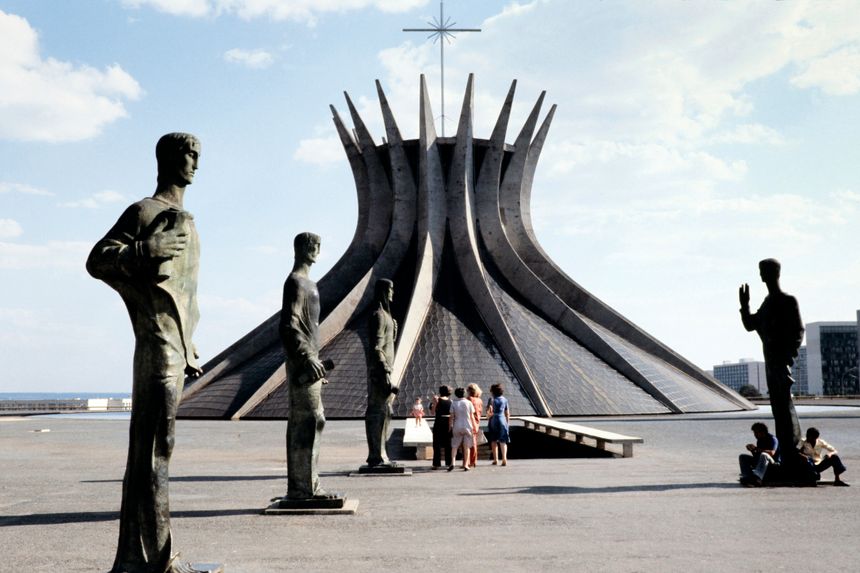 Photo prise dans les années 1970 de la Cathédrale de Brasilia (Brésil), conçue par l'architecte brésilien Oscar Niemeyer et inaugurée le 21 avril 1960