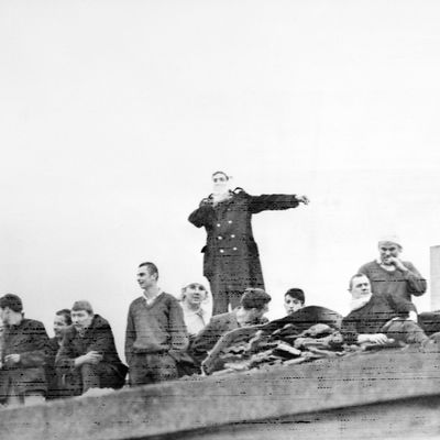 Des détenus de la centrale Charles III de Nancy occupent le toit de la prison, le 15 janvier 1972 lors d'une mutinerie. L'un des mutins s'est emparé d'une capote de gardien et d'une paire de menottes.