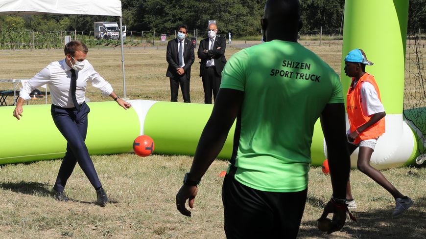 Emmanuel Macron - match de foot avec des jeunes durant l'opération "Quartiers d'été" (Ludovic Marin)