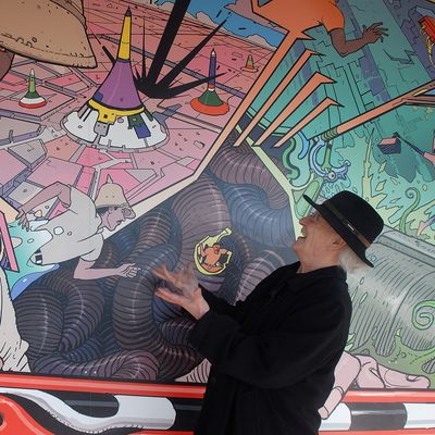 Jean Giraud -Moebius- au Futuroscope en 2008 devant une de ses oeuvres.