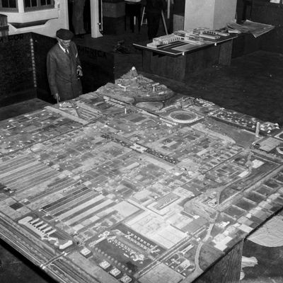 Frank Lloyd Wright devant sa grande maquette de "Broadacre City" (avril 1935)