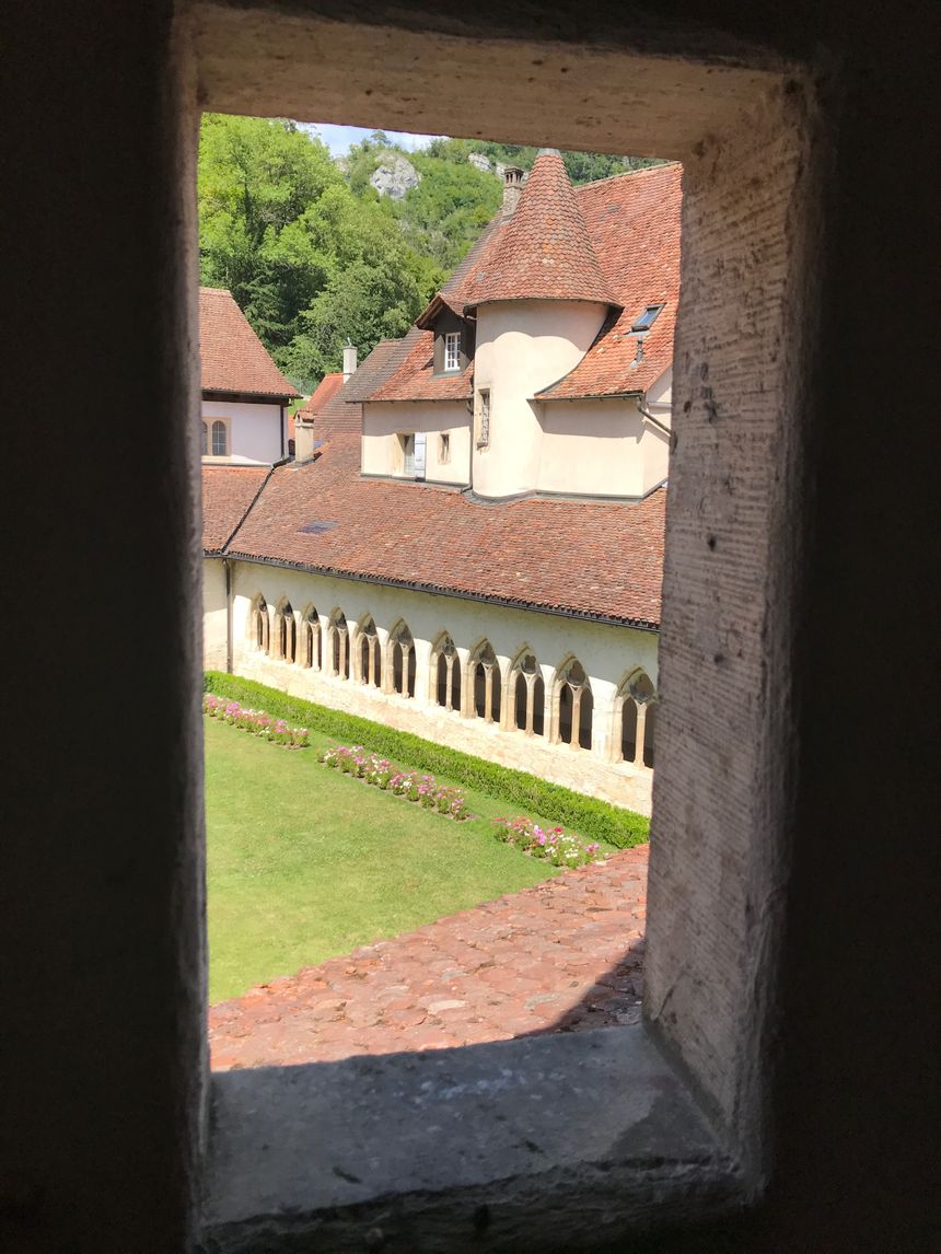 Vue sur le cloître de Saint-Ursanne (Canton du Jura, Suisse)
