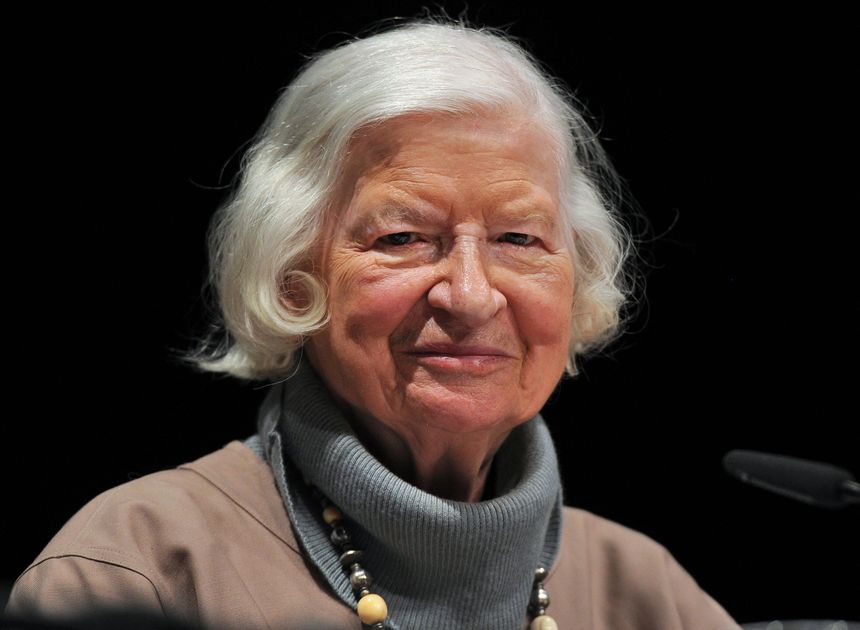 Phyllis Dorothy James (P. D. James) lors d'une lecture de son livre "Death Comes to Pemberley" ("La mort s'invite à Pemberley") au festival littéraire de Cologne en Allemagne (08 mars 2013)