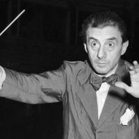 Le chef d’orchestre Sir John Barbirolli (2 décembre 1899 – 29 juillet 1970) dirigeant le Hallé Orchestra lors d’un concert des « Proms », au Royal Albert Hall de Londres
