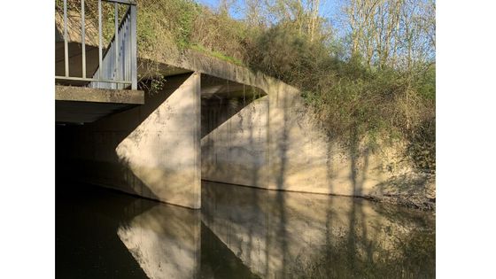 Aperçu de la rivière de la Jouanne, désormais traversée par une ligne ferroviaire - Aurélien Bellanger