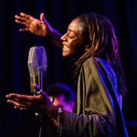 Ala.ni, auteur, compositrice et chanteuse de jazz & soul, britannique