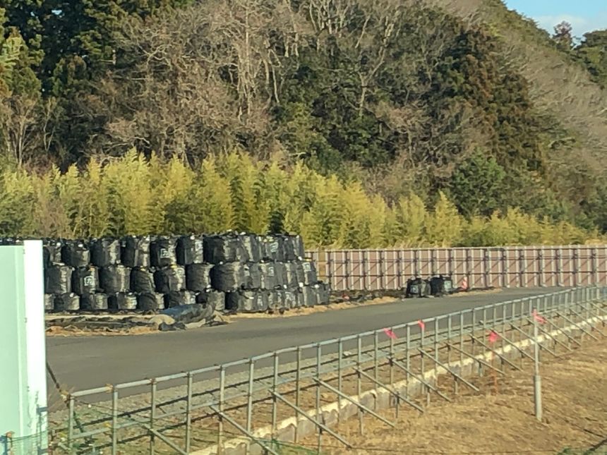 Partout dans la campagne, des sacs de terre contaminée