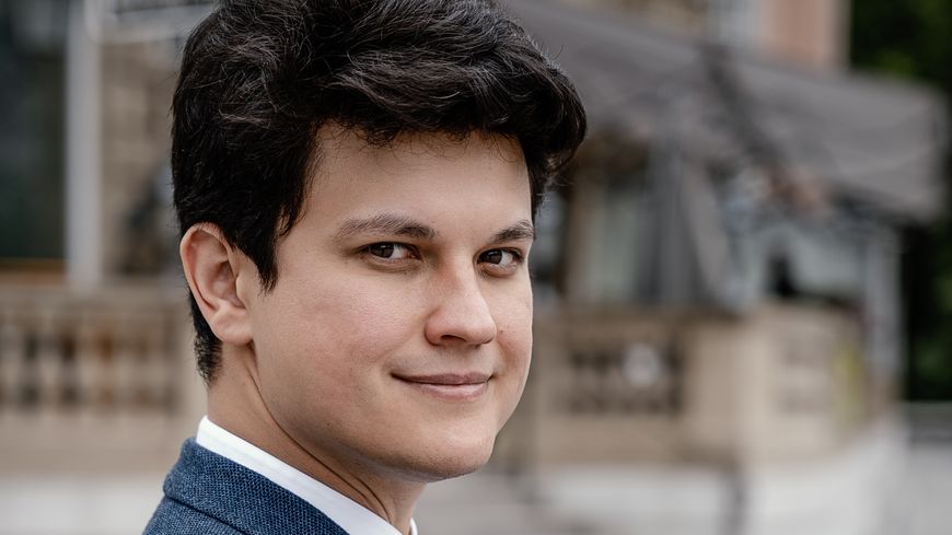 Le chef d'orchestre ouzbek Aziz Shokhakimov, 32 ans, deviendra le nouveau directeur musical et artistique de l'Orchestre philharmonique de Strasbourg
