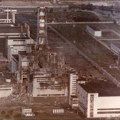 Vue de la centrale nucléaire de Tchernobyl trois jours après l'explosion du 29 avril 1986.