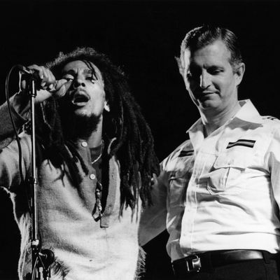 Bob Marley et Edward Seaga (premier ministre de la Jamaïque de 1980 à 1989)