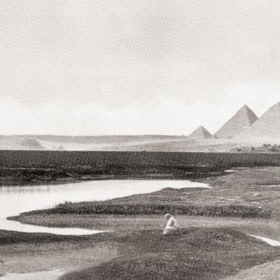 Les pyramides de Gizeh au Caire en Égypte en 1920.