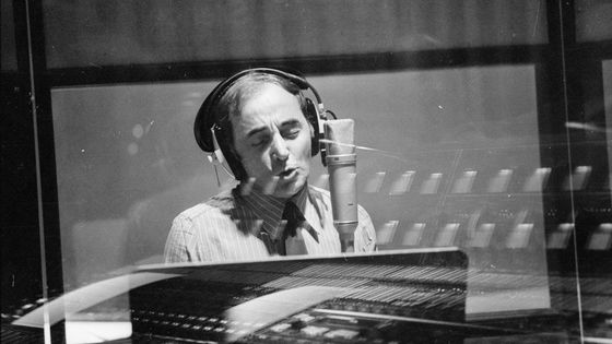 Charles Aznavour en 1974 dans un studio d'enregistrement ©Getty - Victor Blackman