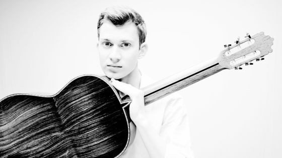 Thibaut Garcia, guitare - Photo by Marco Borggreve / Erato - Warner Classics