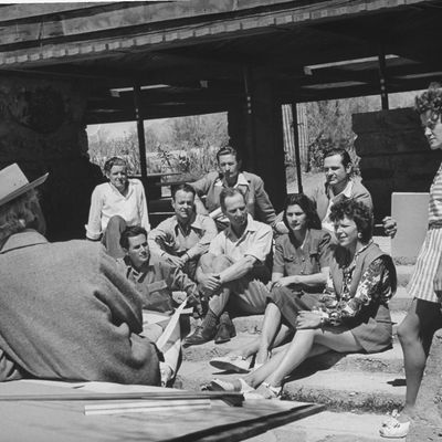 Frank Lloyd Wright de dos parlant à ses étudiants invités chez lui (avril 1946)