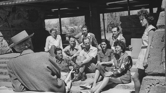 Frank Lloyd Wright de dos parlant à ses étudiants invités chez lui (avril 1946) ©Getty - Ralph Crane