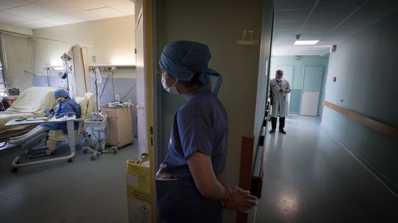 Dans l'unité des malades du COVID-19 de l'Hôpital Lariboisière, à Paris, le 27 avril 2020 ©AFP - Joël Saget