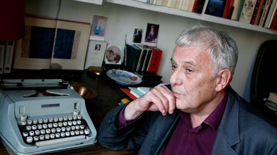 Philippe Sollers chez lui à Paris. Photo non datée. ©Getty - Sophie Bassouls/Sygma/Corbis