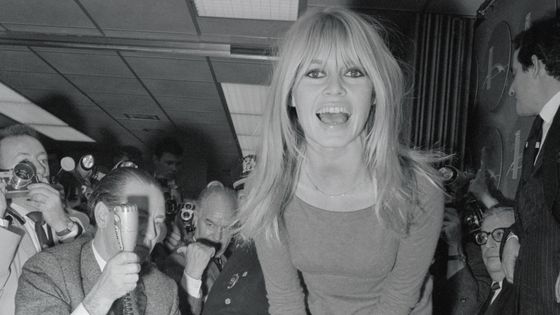 Brigitte Bardot entourée de journalistes à New York en 1965. ©Getty - Bettmann - Bettmann