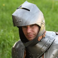 L’artiste et interprète Abraham Poincheval en armure de fer médiévale, juillet 2018, Carnoët, France