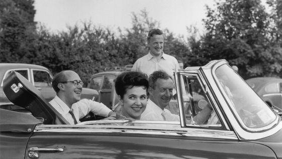 Sir Peter Pears (plan arrière), Benjamin Britten (au volant), Mstislav Rostropovich et son épouse Galina Vishnevskaya, au Festival d’Aldeburgh en 1961 ©Getty - Erich Auerbach