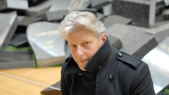 Jan Fabre devant " Autoprtrait du plus gros vers du monde" lors de son exposition "L'ange de la métamorphose" en avril 2008 au musée du Louvre. ©AFP - Betrand Langlois
