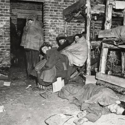 Prisonniers juifs dans un camp de concentration nazi.
