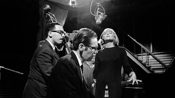 Eddie Gomez à la contrebasse, Bill Evans au piano et Monica Zetterlund, pour la télévision Copenhague Danemark en 1966 ©Getty - Jan Persson