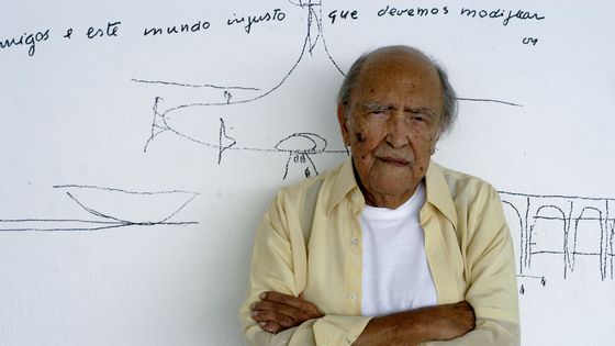 Une photo datée du 9 mars 2005 montre l'architecte brésilien Oscar Niemeyer, debout devant certains de ses croquis, dans son bureau de Rio de Janeiro, au Brésil ©Maxppp - DOUGLAS ENGLE/picture-alliance / dpa/MaxPPP
