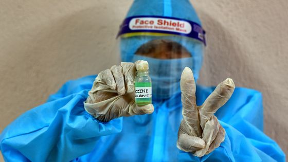 Au total, près de 200 vaccins sont développés tous azimuts en ce moment dans le monde, et chaque laboratoire fait sa promotion. ©Getty - Avishek Das/SOPA Images/LightRocket