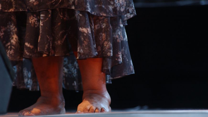 Cesaria Evora, surnommée "la diva aux pieds nus", le 21 juillet 2006 sur la scène du Festival du Jazz à Nice